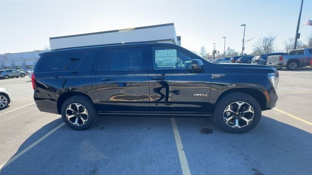 GMC Yukon XL Vehicle Full-screen Gallery Image 09