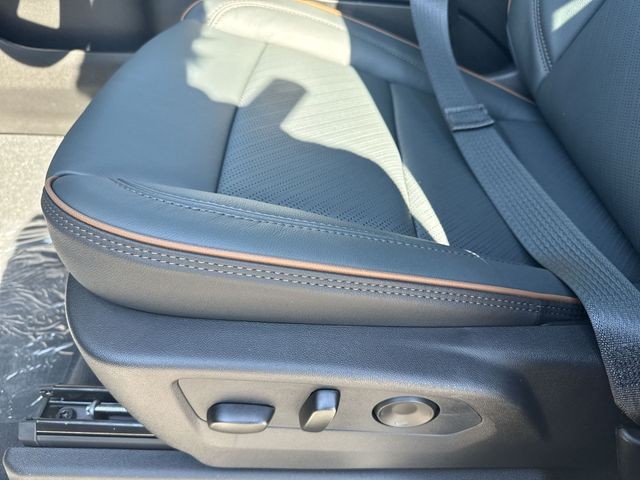 GMC Yukon XL Vehicle Full-screen Gallery Image 12