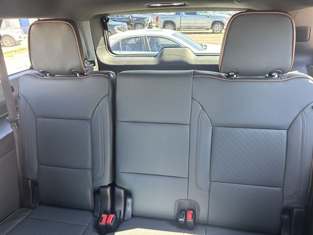 GMC Yukon XL Vehicle Full-screen Gallery Image 24