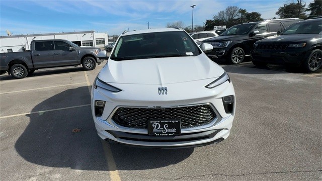 Buick Encore GX Vehicle Full-screen Gallery Image 03