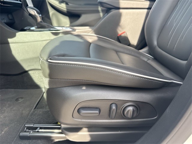 Buick Encore GX Vehicle Full-screen Gallery Image 12