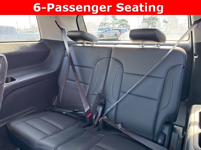 GMC Acadia Vehicle Full-screen Gallery Image 02