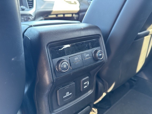 GMC Acadia Vehicle Full-screen Gallery Image 05