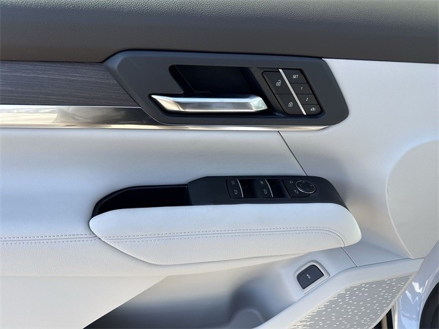 GMC Terrain Vehicle Full-screen Gallery Image 13