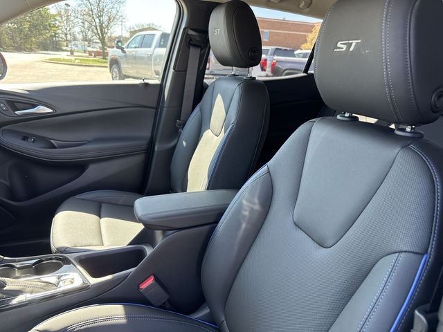 Buick Encore GX Vehicle Full-screen Gallery Image 11