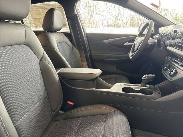 Buick Envista Vehicle Full-screen Gallery Image 23