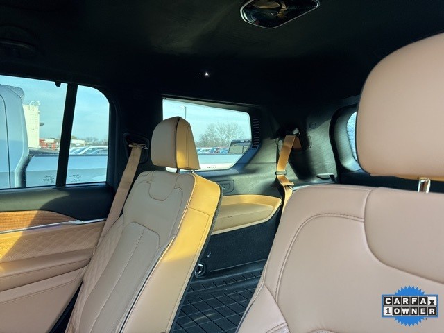 Jeep Grand Cherokee L Vehicle Full-screen Gallery Image 07