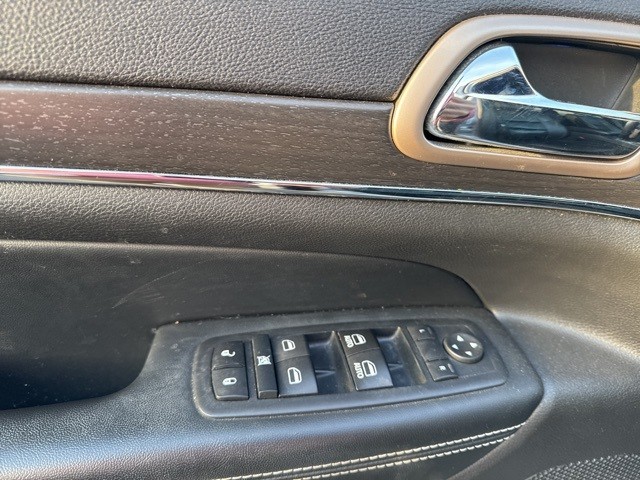 Jeep Grand Cherokee Vehicle Full-screen Gallery Image 14