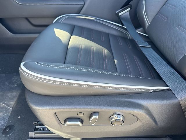 GMC Sierra 1500 Vehicle Full-screen Gallery Image 12