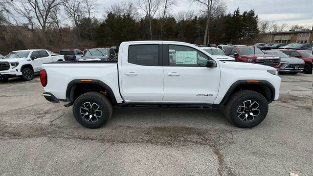 GMC Canyon Vehicle Full-screen Gallery Image 09