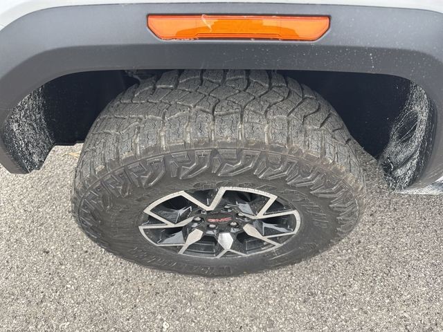 GMC Canyon Vehicle Full-screen Gallery Image 10