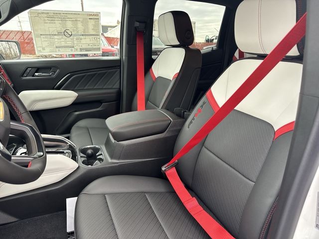 GMC Canyon Vehicle Full-screen Gallery Image 11