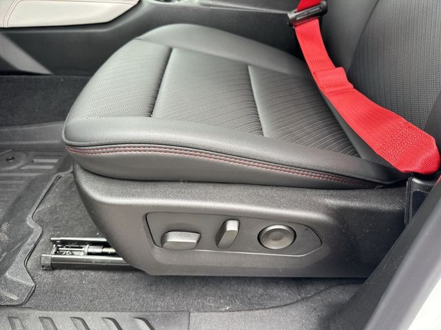 GMC Canyon Vehicle Full-screen Gallery Image 12