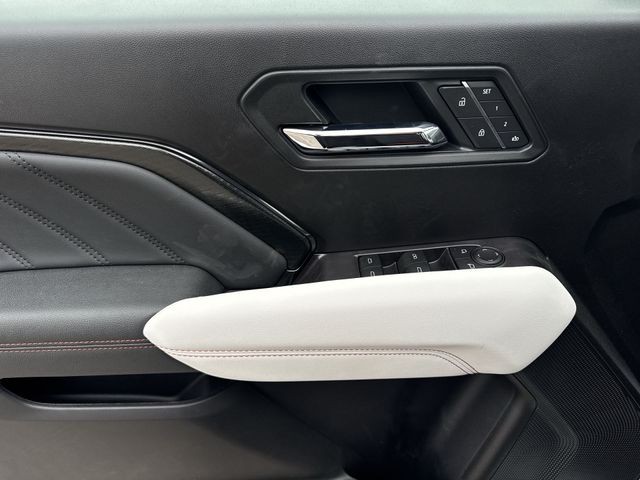 GMC Canyon Vehicle Full-screen Gallery Image 13