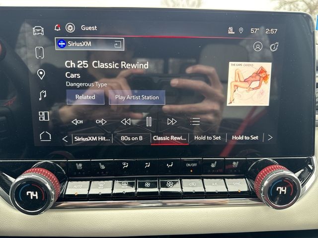 GMC Canyon Vehicle Full-screen Gallery Image 16