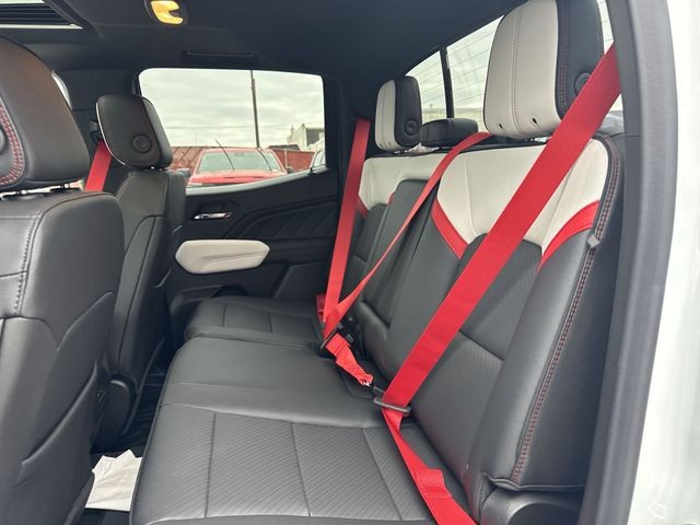 GMC Canyon Vehicle Full-screen Gallery Image 23