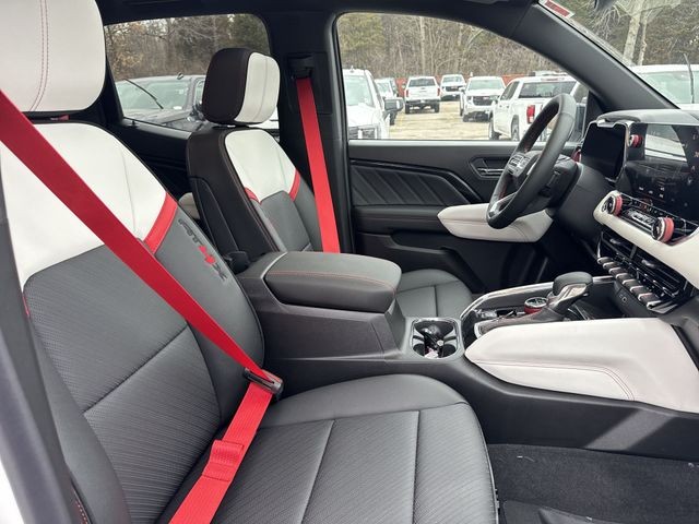 GMC Canyon Vehicle Full-screen Gallery Image 25