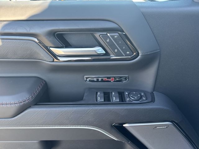 GMC Sierra 1500 Vehicle Full-screen Gallery Image 13