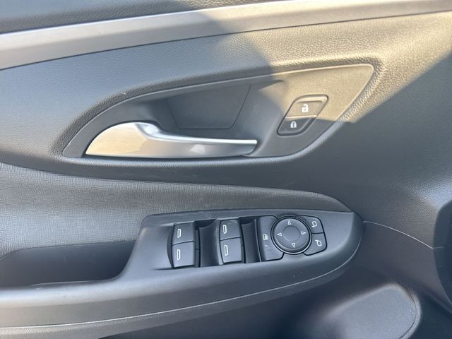 Buick Envista Vehicle Full-screen Gallery Image 13