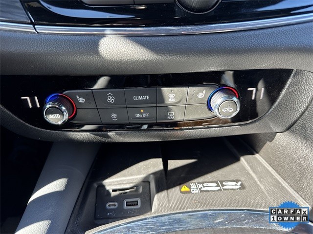 Buick Enclave Vehicle Full-screen Gallery Image 15