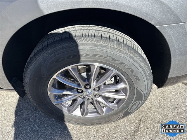 Buick Enclave Vehicle Full-screen Gallery Image 32