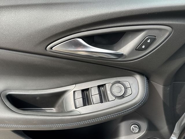 Buick Encore GX Vehicle Full-screen Gallery Image 13