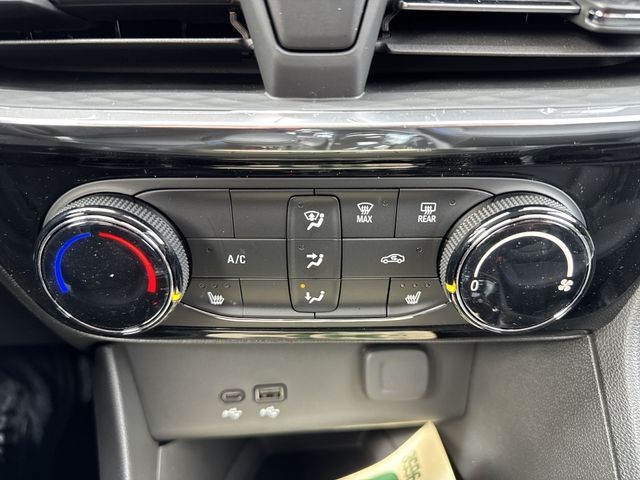 Buick Encore GX Vehicle Full-screen Gallery Image 18