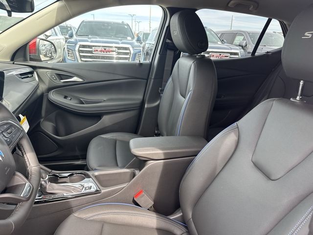 Buick Encore GX Vehicle Full-screen Gallery Image 11