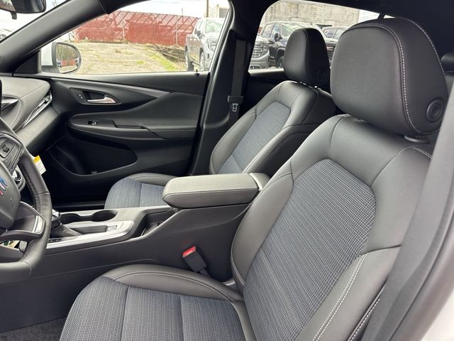 Buick Envista Vehicle Full-screen Gallery Image 11