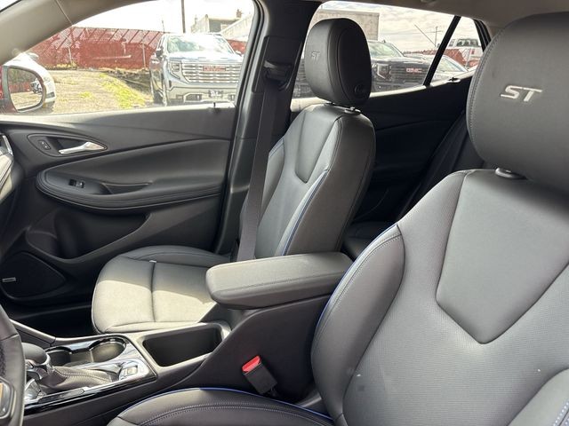 Buick Encore GX Vehicle Full-screen Gallery Image 10