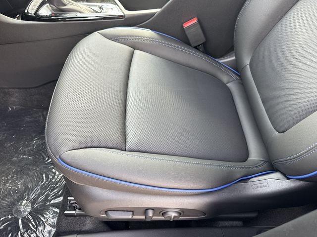 Buick Encore GX Vehicle Full-screen Gallery Image 12