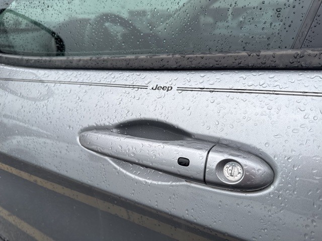 Jeep Cherokee Vehicle Full-screen Gallery Image 11