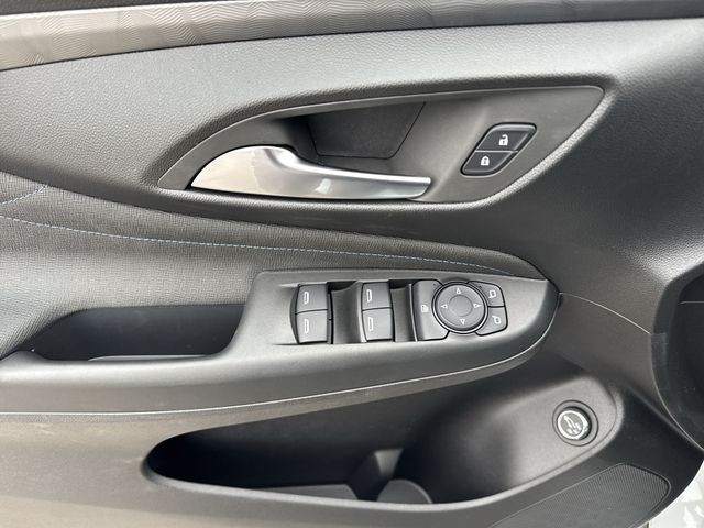 Buick Envista Vehicle Full-screen Gallery Image 13