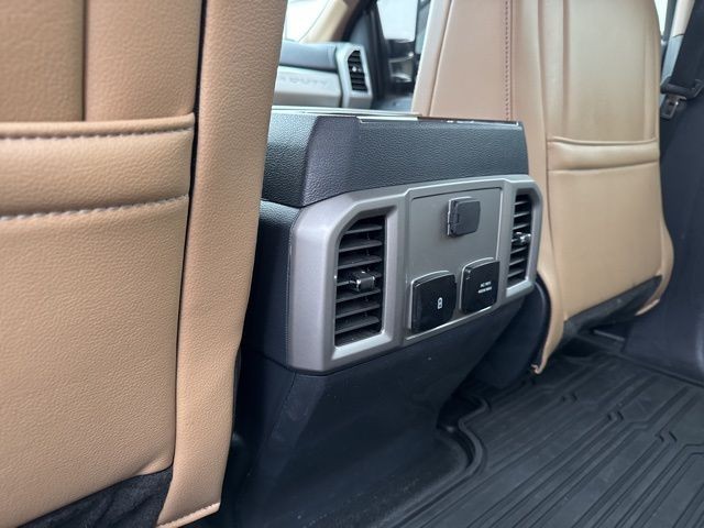 Ford Super Duty F-350 DRW Vehicle Full-screen Gallery Image 10