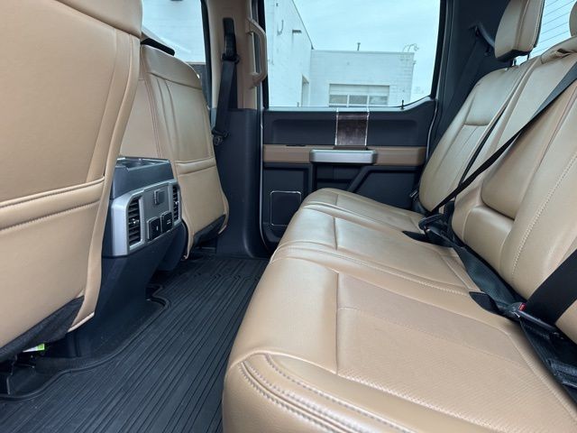 Ford Super Duty F-350 DRW Vehicle Full-screen Gallery Image 11