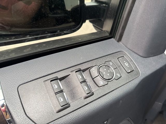 Ford Super Duty F-350 DRW Vehicle Full-screen Gallery Image 17