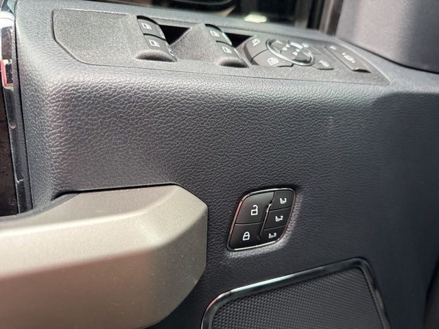 Ford Super Duty F-350 DRW Vehicle Full-screen Gallery Image 18