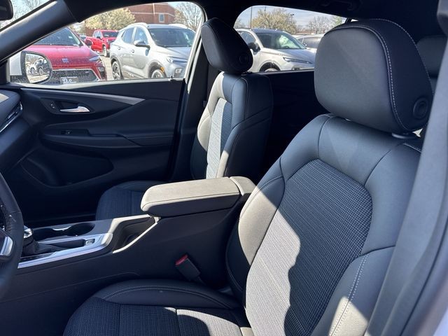Buick Envista Vehicle Full-screen Gallery Image 11