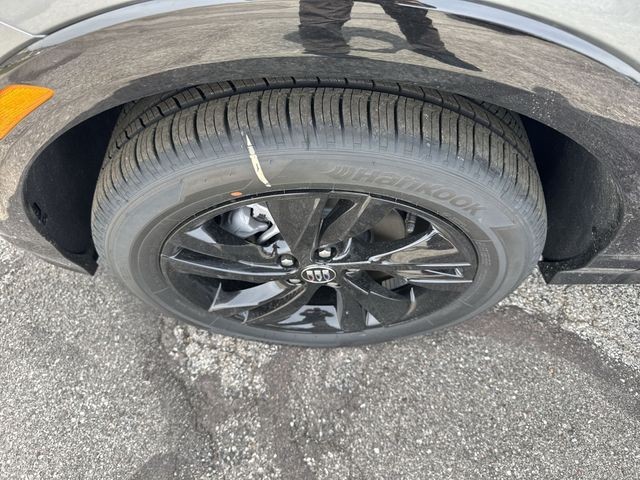 Buick Encore GX Vehicle Full-screen Gallery Image 10