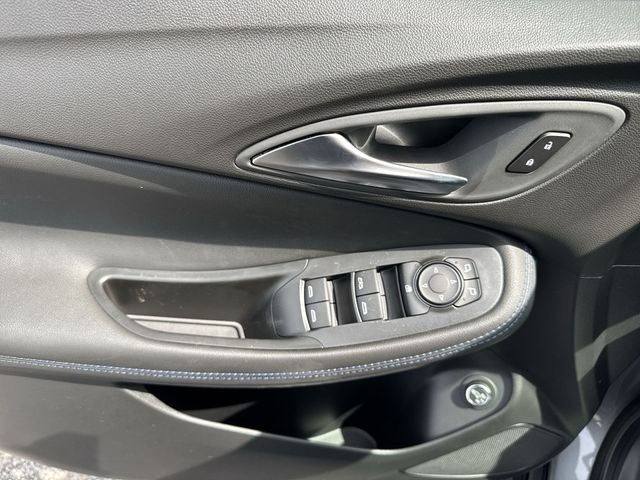 Buick Encore GX Vehicle Full-screen Gallery Image 13