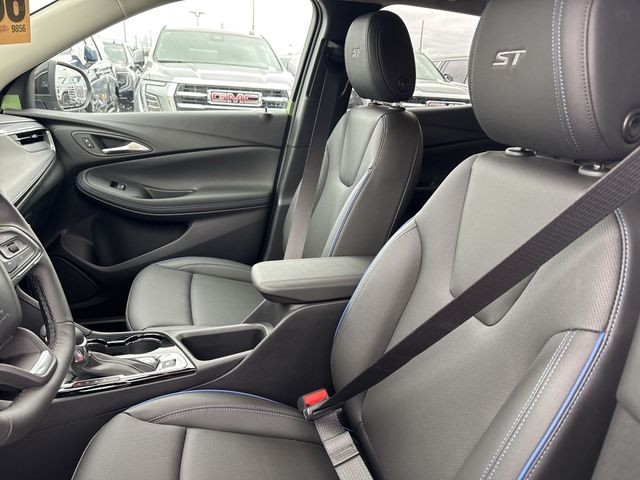 Buick Encore GX Vehicle Full-screen Gallery Image 11