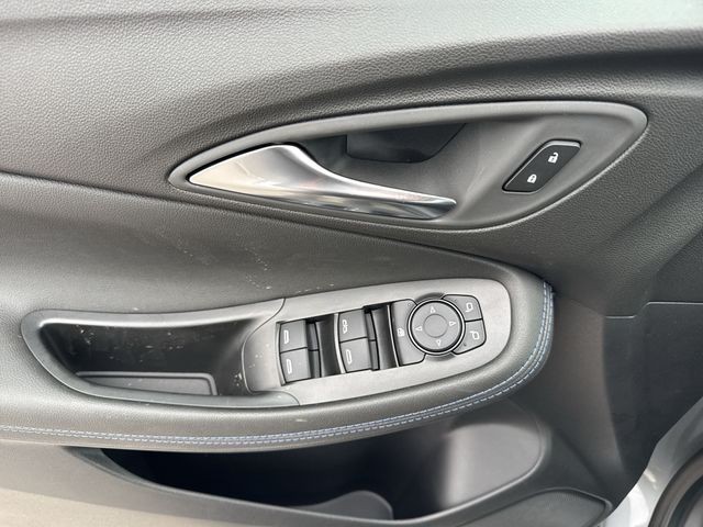 Buick Encore GX Vehicle Full-screen Gallery Image 13