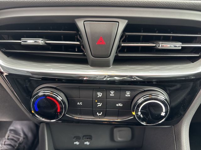 Buick Encore GX Vehicle Full-screen Gallery Image 18