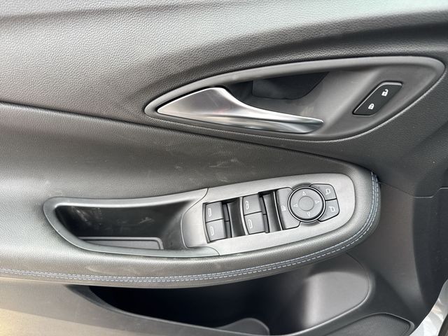 Buick Encore GX Vehicle Full-screen Gallery Image 13