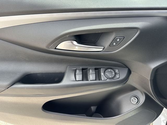 Buick Envista Vehicle Full-screen Gallery Image 13