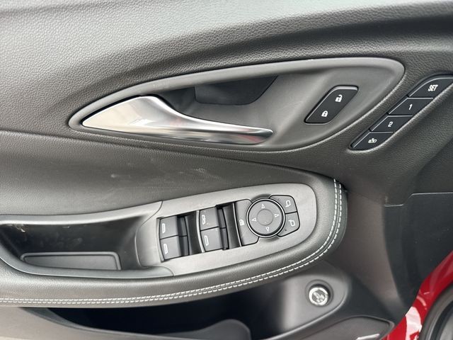 Buick Encore GX Vehicle Full-screen Gallery Image 13