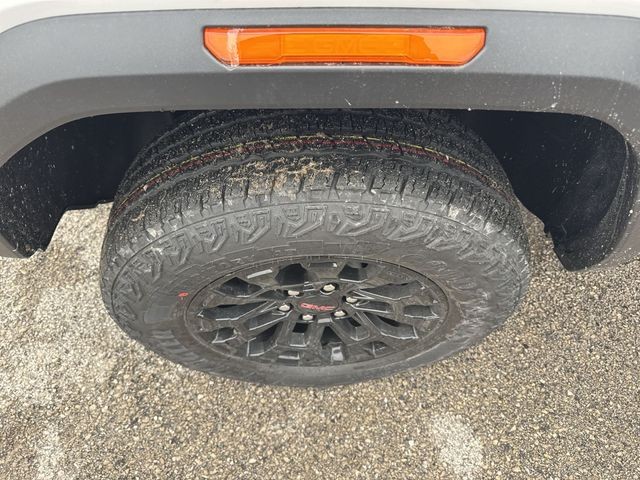 GMC Canyon Vehicle Full-screen Gallery Image 10