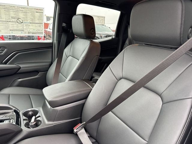 GMC Canyon Vehicle Full-screen Gallery Image 11