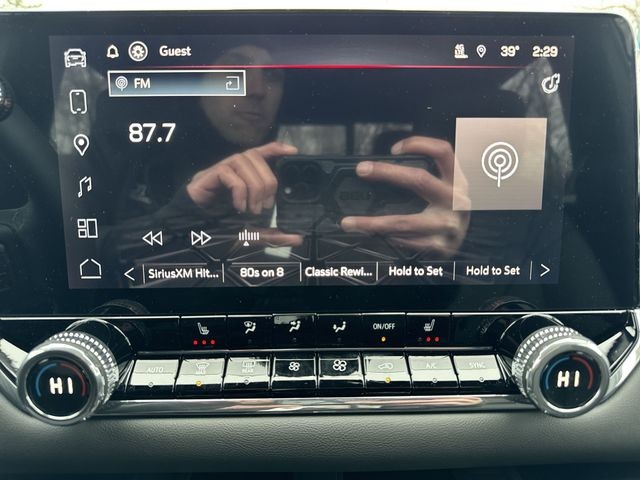 GMC Canyon Vehicle Full-screen Gallery Image 16