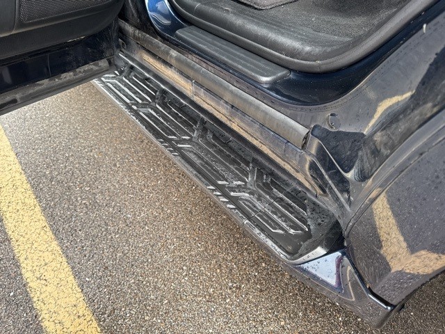 Nissan Armada Vehicle Full-screen Gallery Image 10